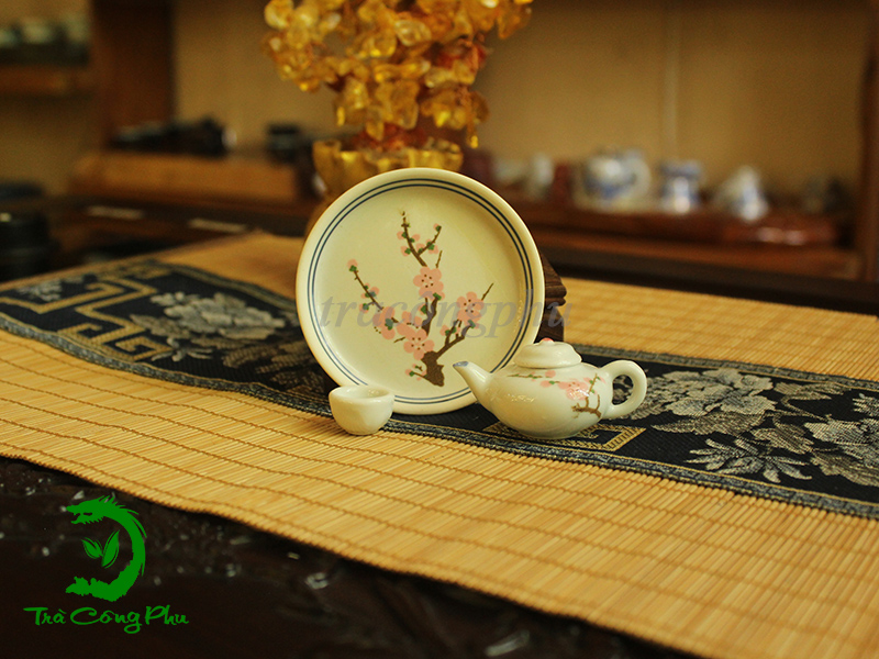 Trên thân ấm được phác họa hình ảnh bông hoa đào